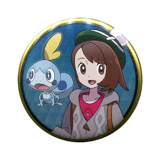 Pokémon Trainer Gloria with Sobble – Official Pokémon Center Can Badge – 5.5 cm (2.2 in)