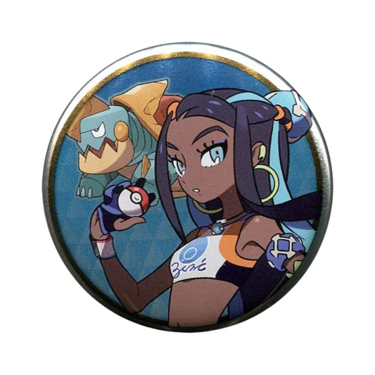 Pokémon Trainer Nessa with Drednaw – Official Pokémon Center Can Badge – 5.5 cm (2.2 in)